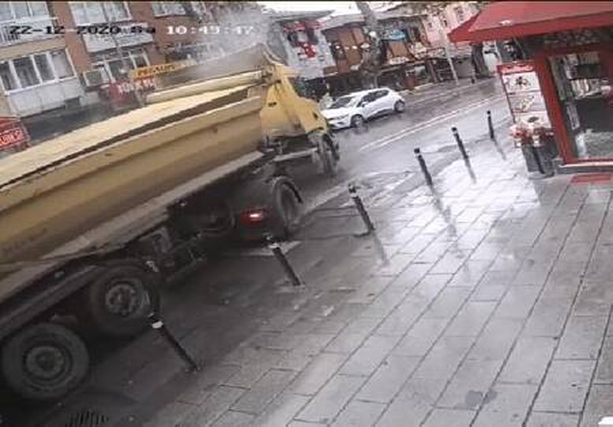 ÜSKÜDAR\'DA KAMYON BARİYERLERE ÇARPTI, TÜM YAKIT YOLA DÖKÜLDÜ... KAZA ANI KAMERADA