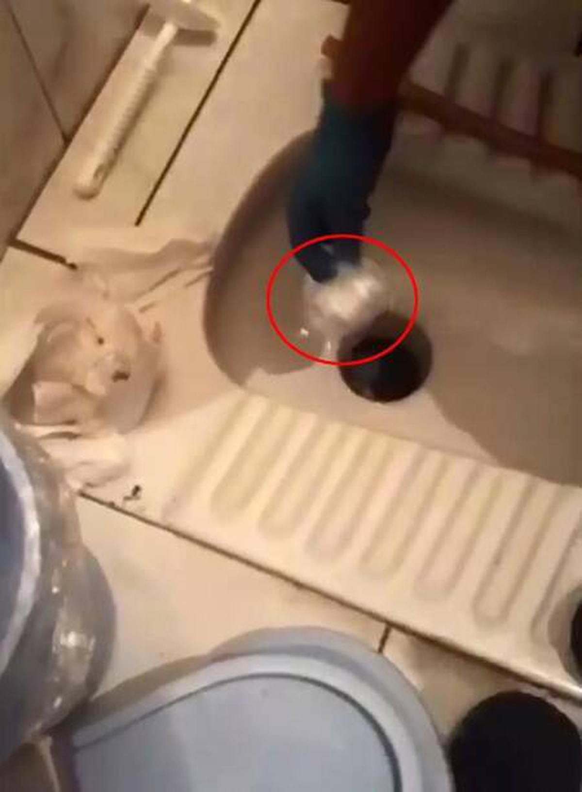 Uyuşturucuları tuvalet deliğine gizlemişler