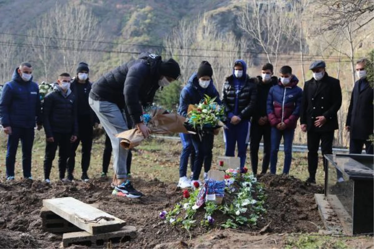 Abdullah Avcı ve futbolcular, Özkan Sümer\'in mezarını ziyaret etti