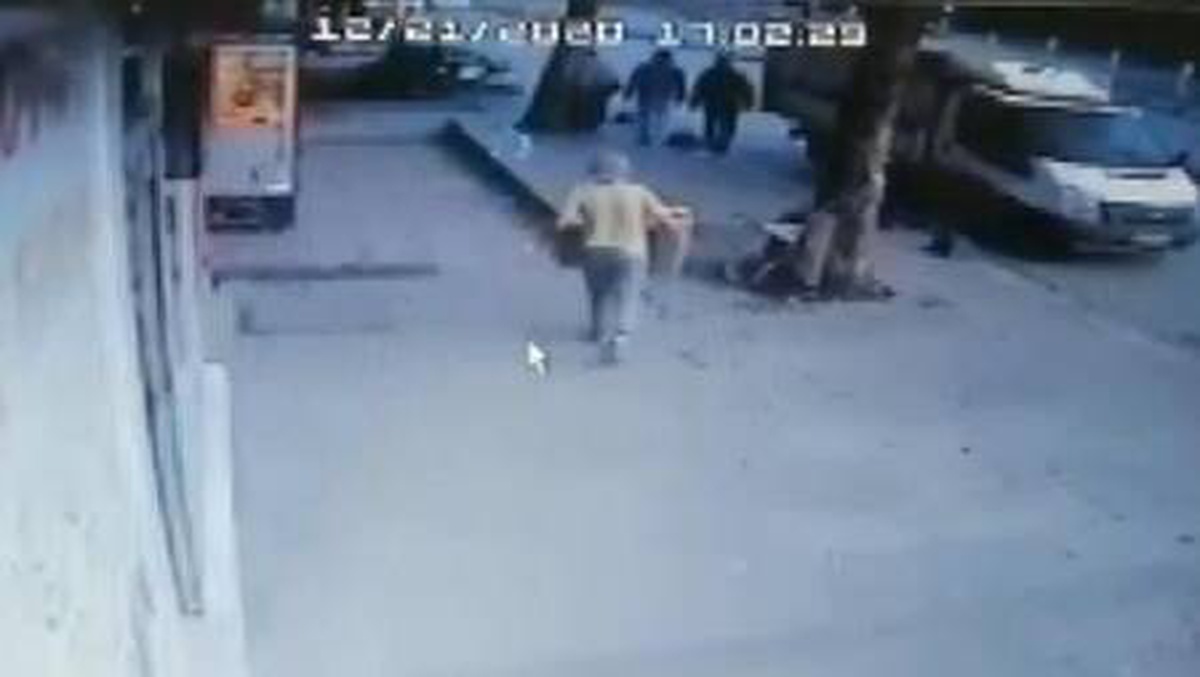 Arnavutköy\'de polis ile motosikletli kovalamacası kazayla bitti; o anlar kamerada
