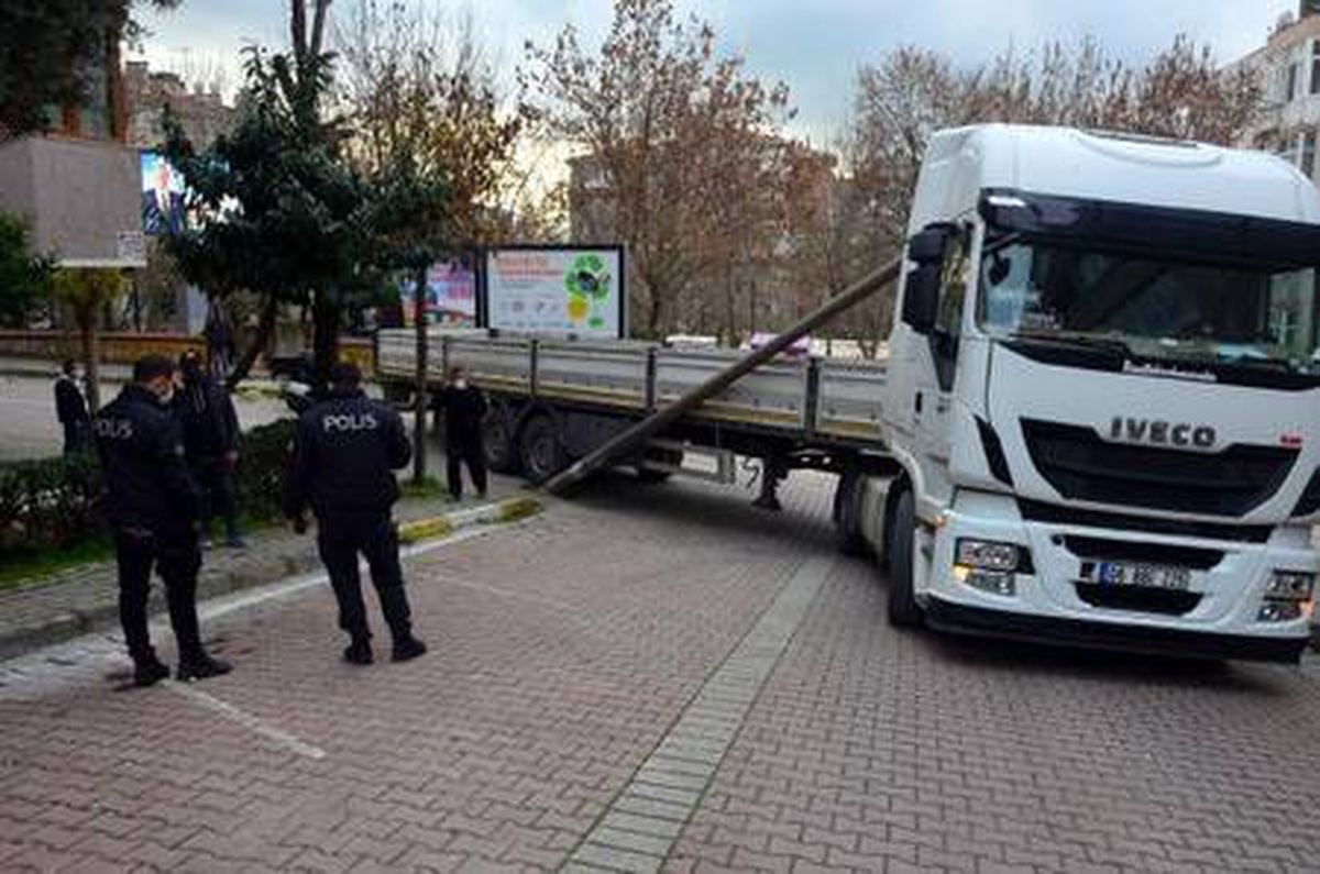 Avcılar\'da aydınlatma direği TIR\'ın üzerine devrildi: O anlar kamerada