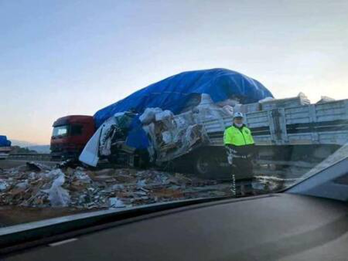 Aynı yönde ilerleyen iki TIR çarpıştı: 1 ölü, 1 yaralı