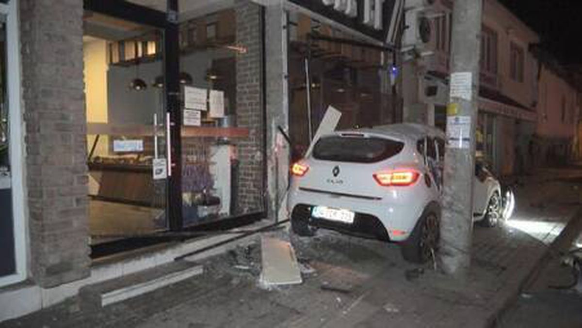 Bursa\'da 15 kilometrelik kovalamaca kazayla bitti: Kaza anı güvenlik kamerasında