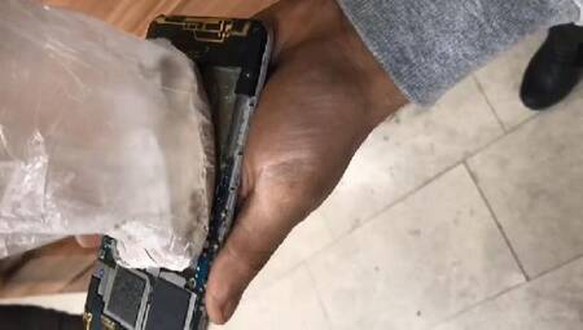 Cep telefonu arkasına gizlenen 50 gram eroin ele geçirildi