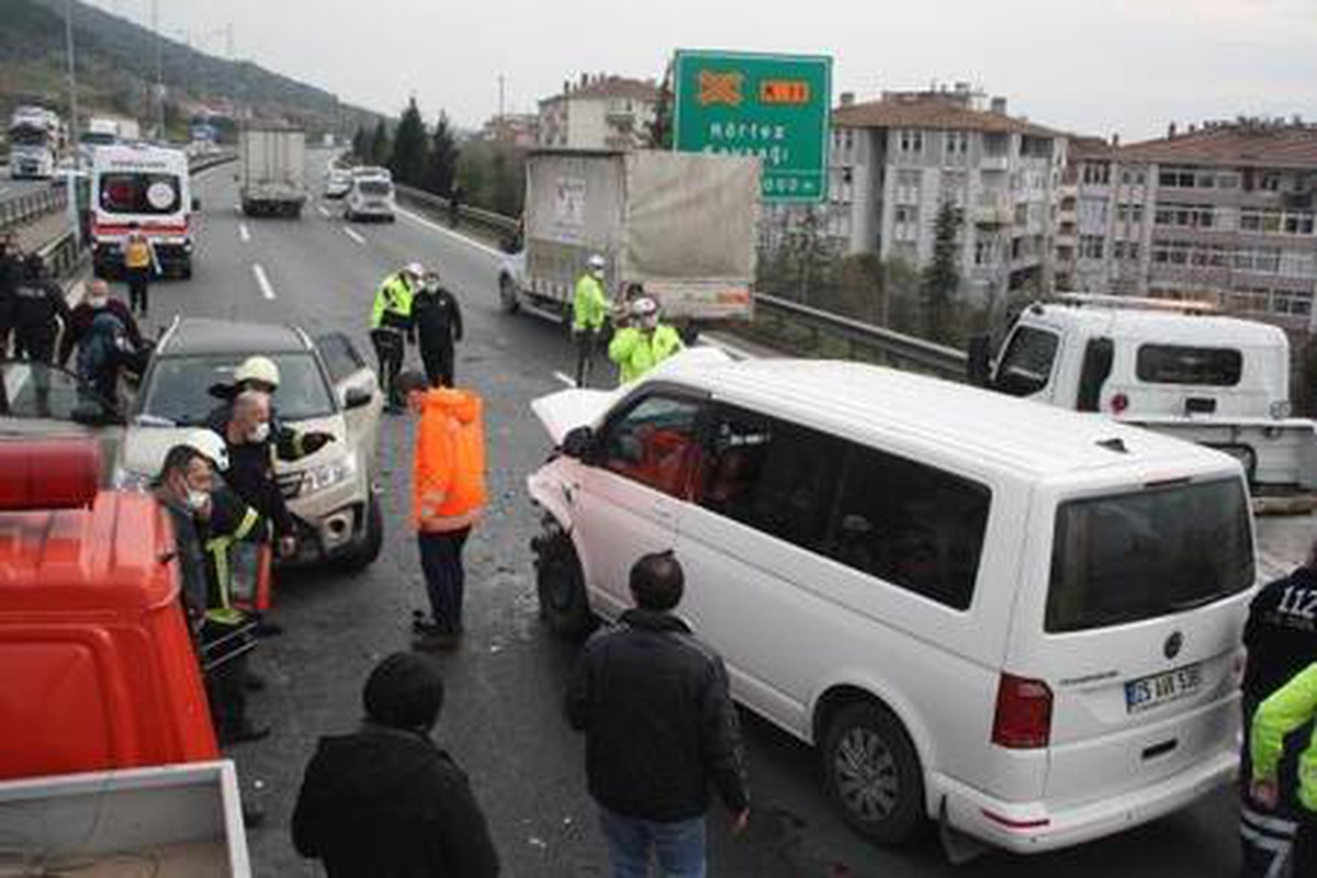 Erzincan Sağlık Müdürlüğü aracı Kocaeli\'de kaza yaptı: 8 yaralı