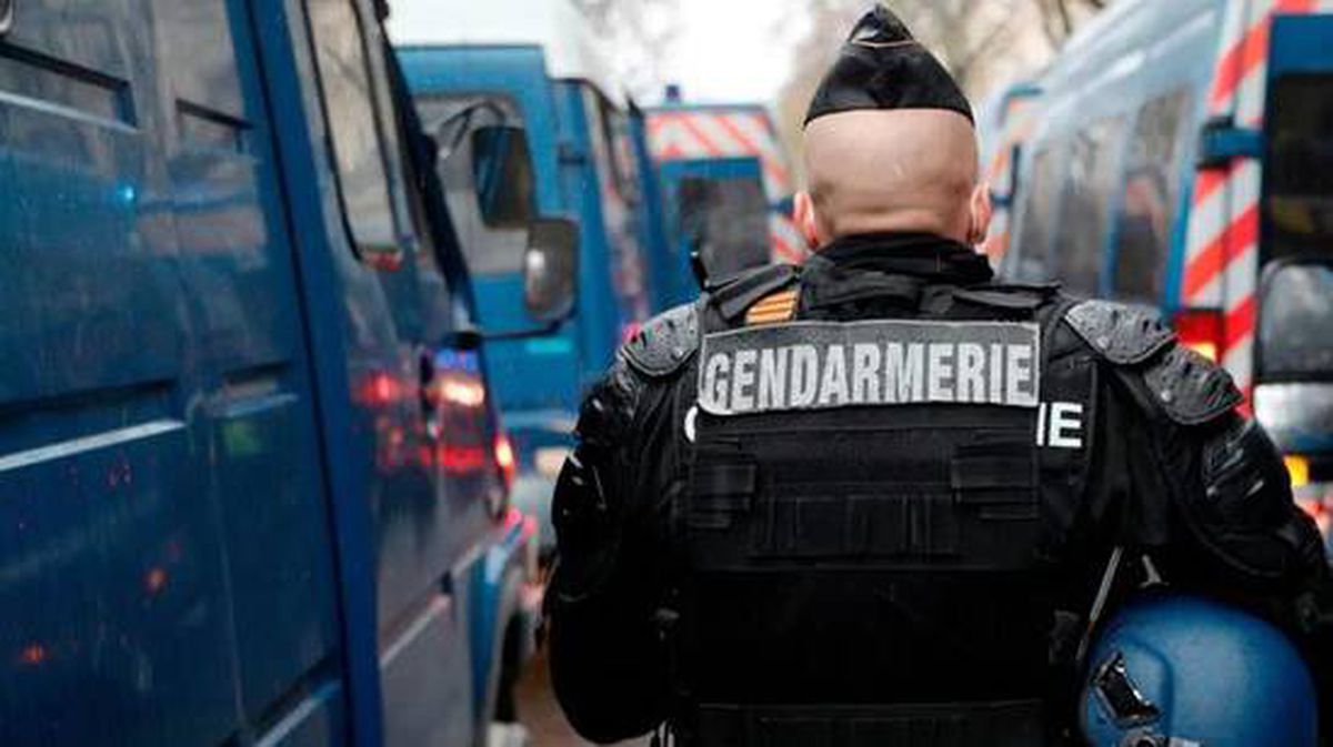 Fransa\'da aile içi şiddete müdahale eden 3 jandarma vurularak öldürüldü
