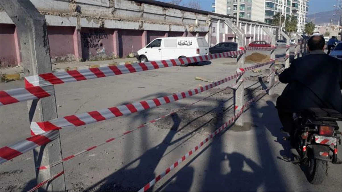 İzmir\'de ilginç olay: \'Sokak benim\' dedi, beton çitlerle kapattı