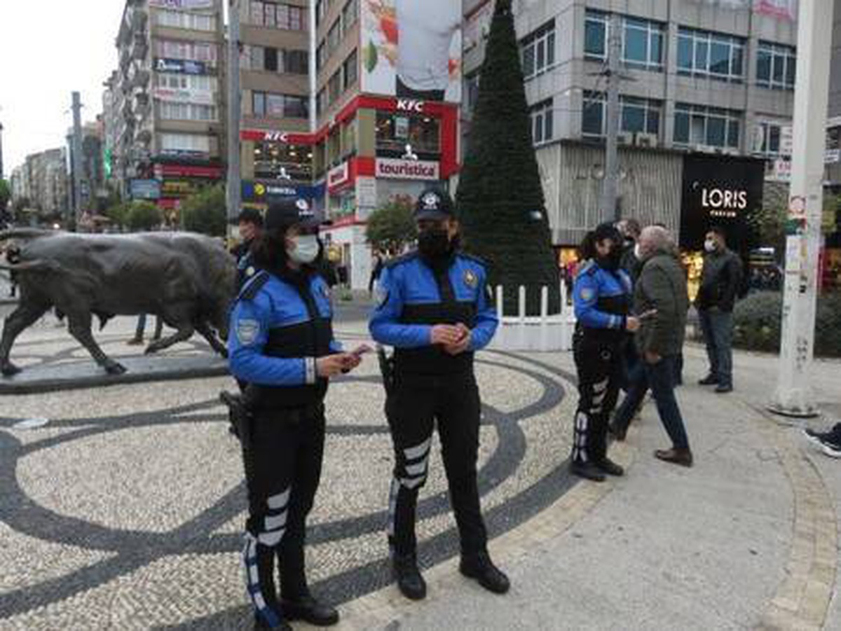 KADIKÖY\'DE POLİS KADES İLE İLGİLİ BİLGİLENDİRME BROŞÜRÜ DAĞITTI