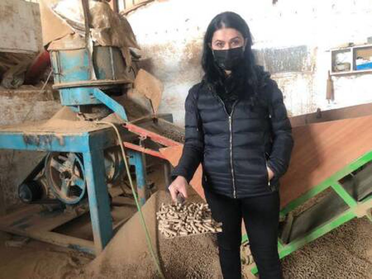 Kadın girişimci, geri dönüşüm malzemesinden soba yakıtı üretiyor
