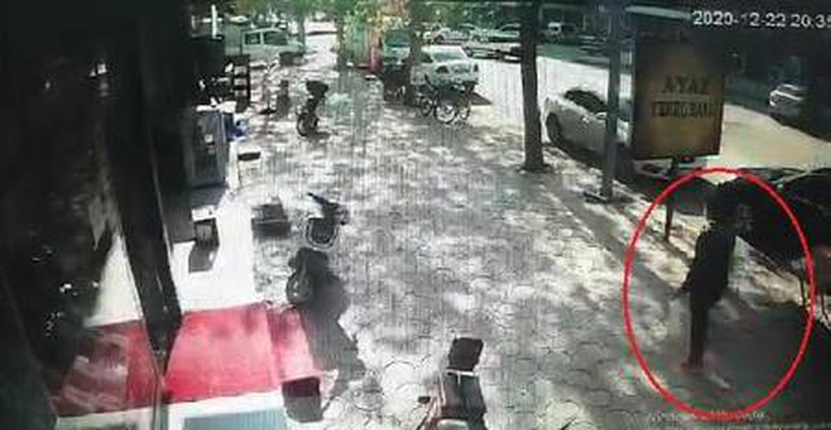 Kaldırımda yürürken cebindeki 800 lirayı düşürdü