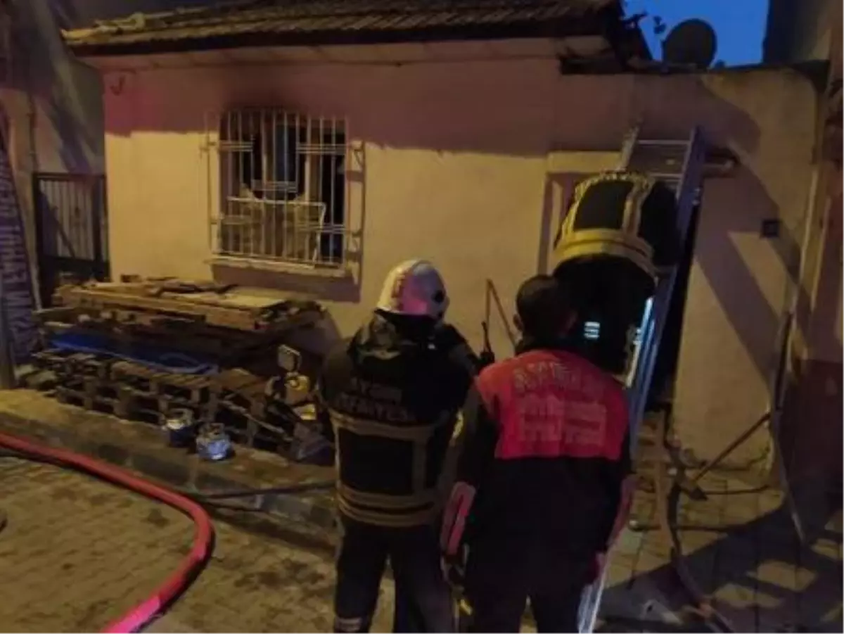 Müstakil ev yangında kullanılamaz hale geldi