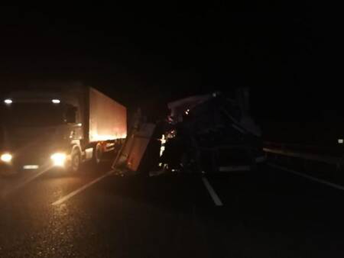 Önündeki TIR\'a çarpan TIR\'ın sürücüsü, öldü