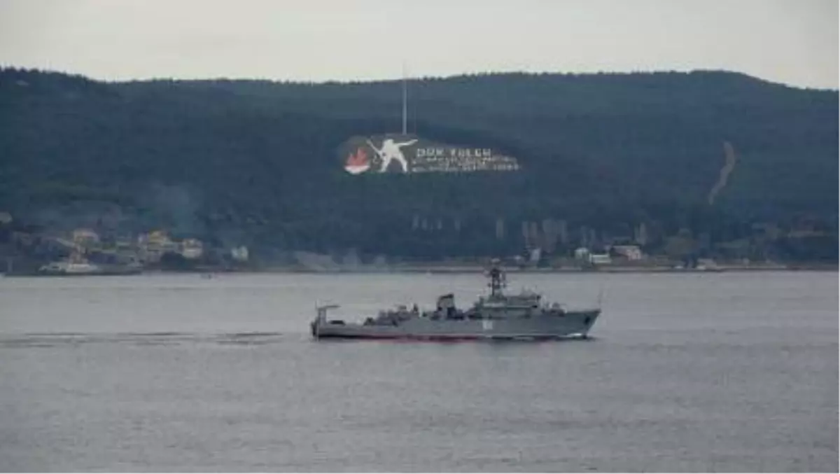 Rus savaş gemisi ve askeri römorkörü Çanakkale Boğazı'ndan geçti