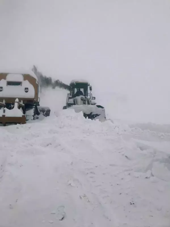 Şırnak'ta 16 köy yolu, kardan kapandı