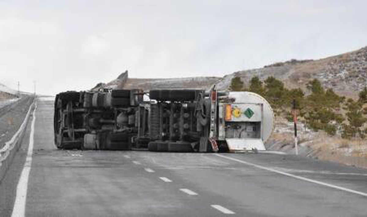 Sivas\'ta oksijen yüklü tanker devrildi, yol kapatıldı