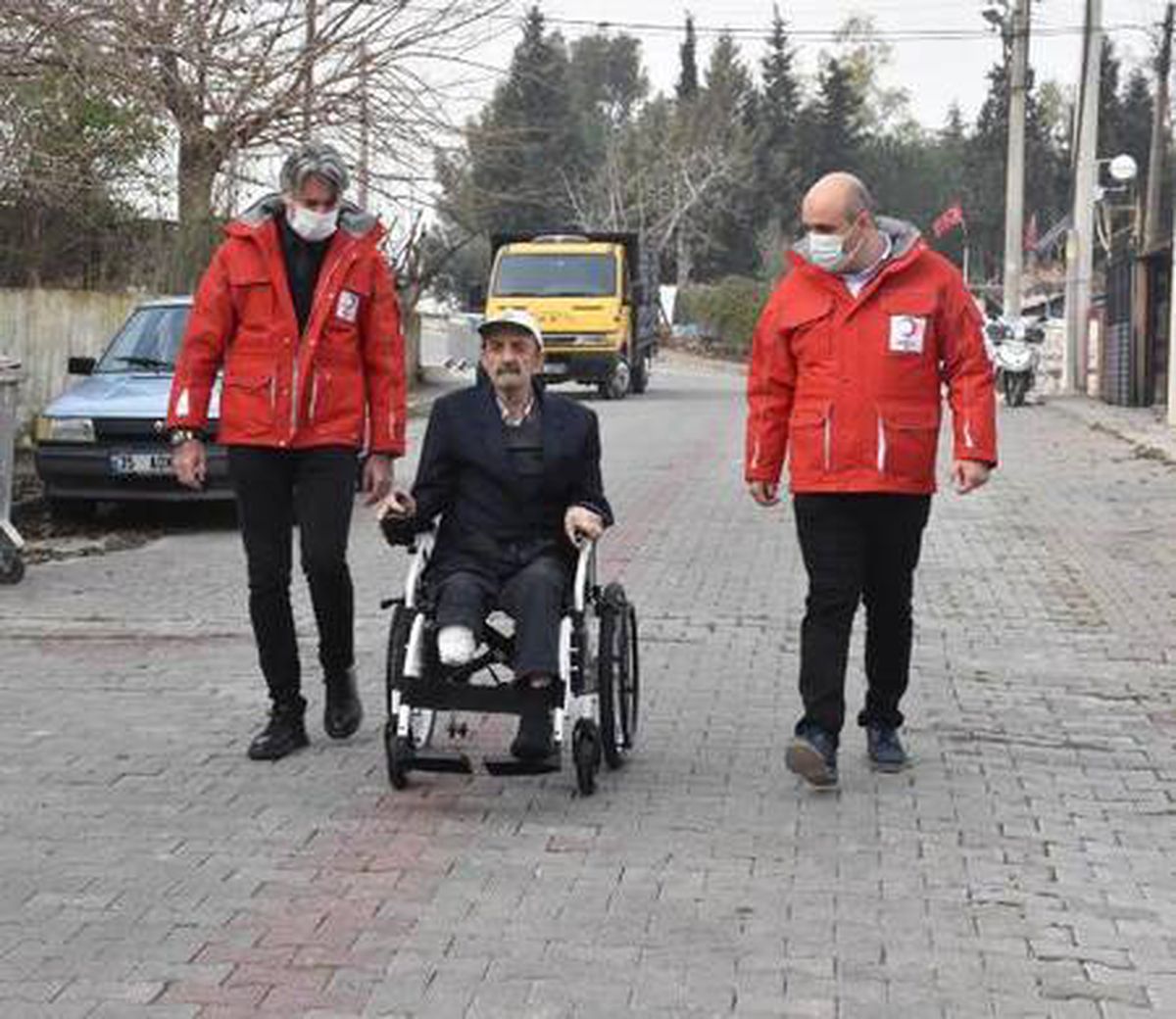 Tek göz evde yaşayan engelli yaşlı adama Kızılay yardım eli uzattı