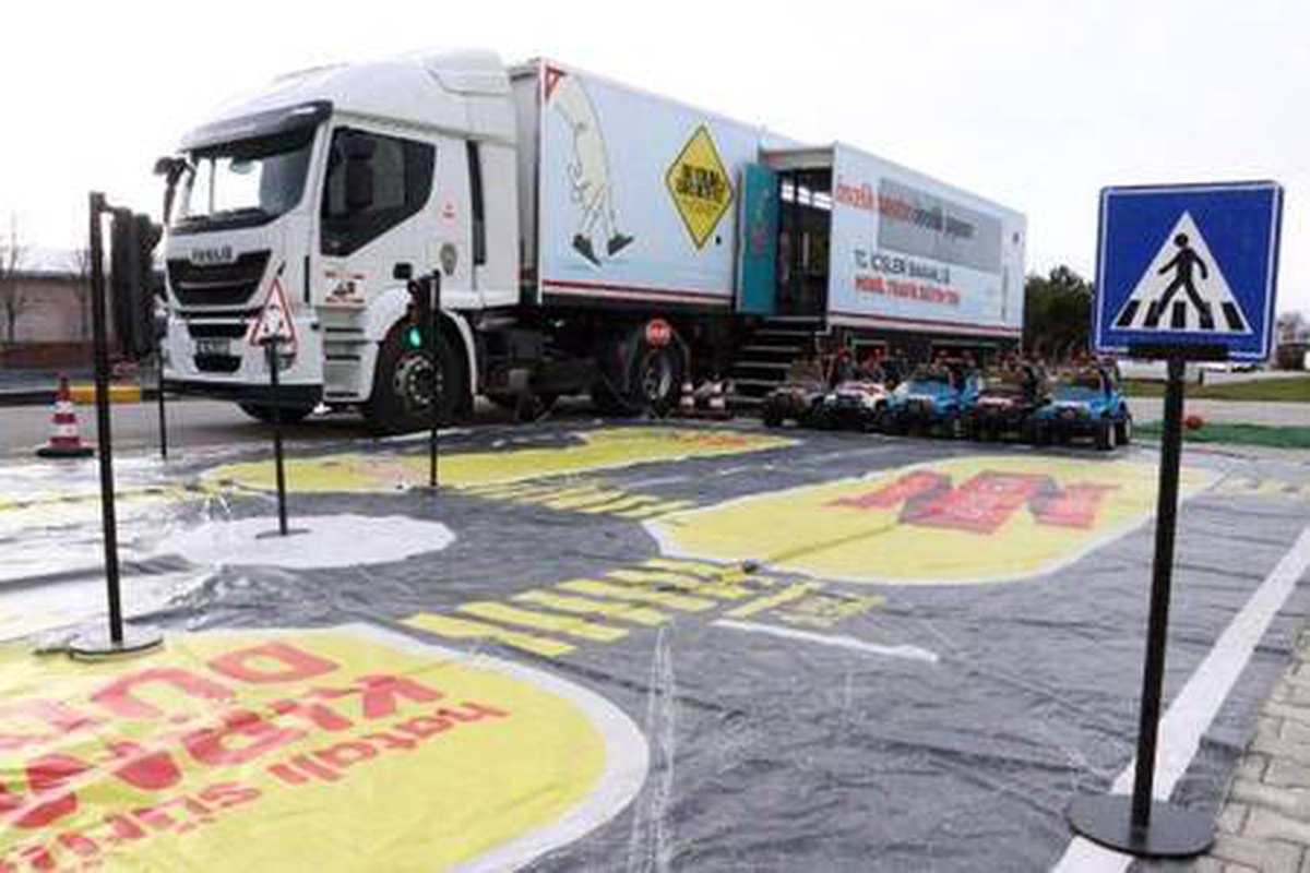 Son dakika haberi... Uyuşturucu kaçakçılarının TIR\'ları, \'Mobil Trafik Eğitim TIR\'ı oldu