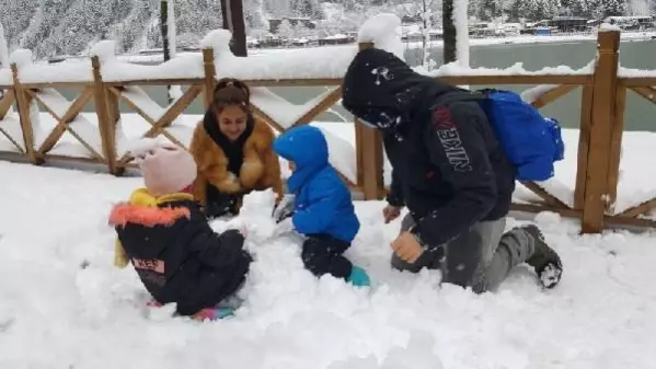 Uzungöl, beyaza büründü seyirlik manzara oluştu