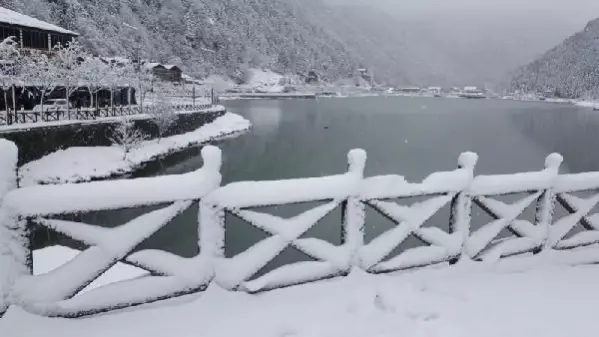 Uzungöl, beyaza büründü seyirlik manzara oluştu