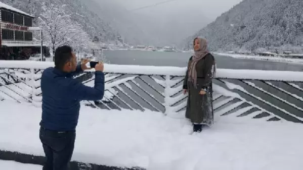 Uzungöl, beyaza büründü seyirlik manzara oluştu