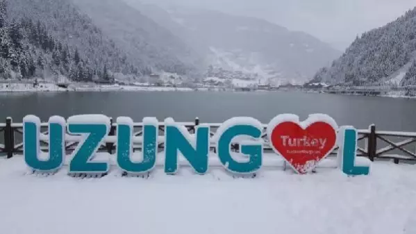 Uzungöl, beyaza büründü seyirlik manzara oluştu