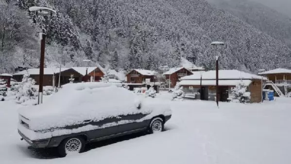 Uzungöl, beyaza büründü seyirlik manzara oluştu