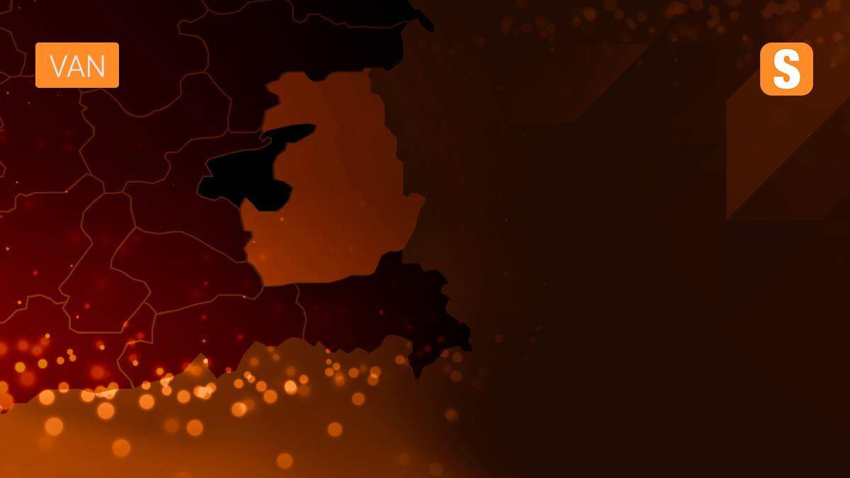 Van\'da yolda mahsur kalan vatandaşlar belediye ekiplerince kurtarıldı