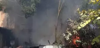 Adana'da evde çıkan yangın, çevredeki binalara da sıçradı (1)