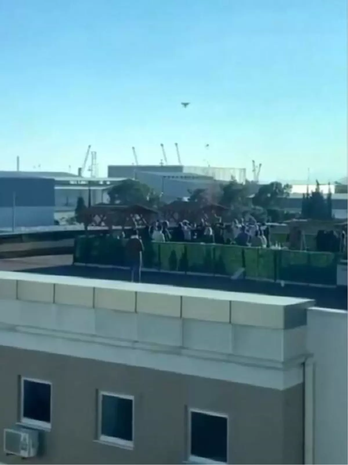 Antalya'da bu kez konfetili, içecekli teras partisi