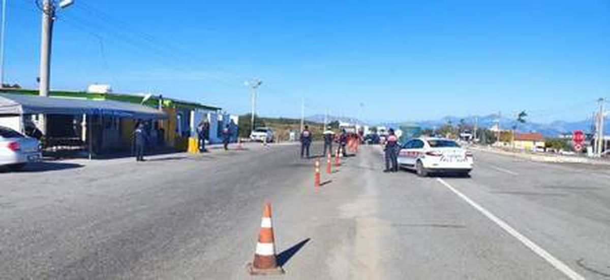 Antalya\'da, jandarmadan yılbaşı öncesi kaçak tütün ve trafik uygulaması