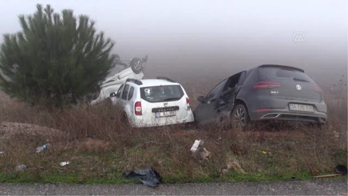 BALIKESİR - Sisin etkili olduğu yoldaki zincirleme trafik kazasında 2 kişi yaralandı