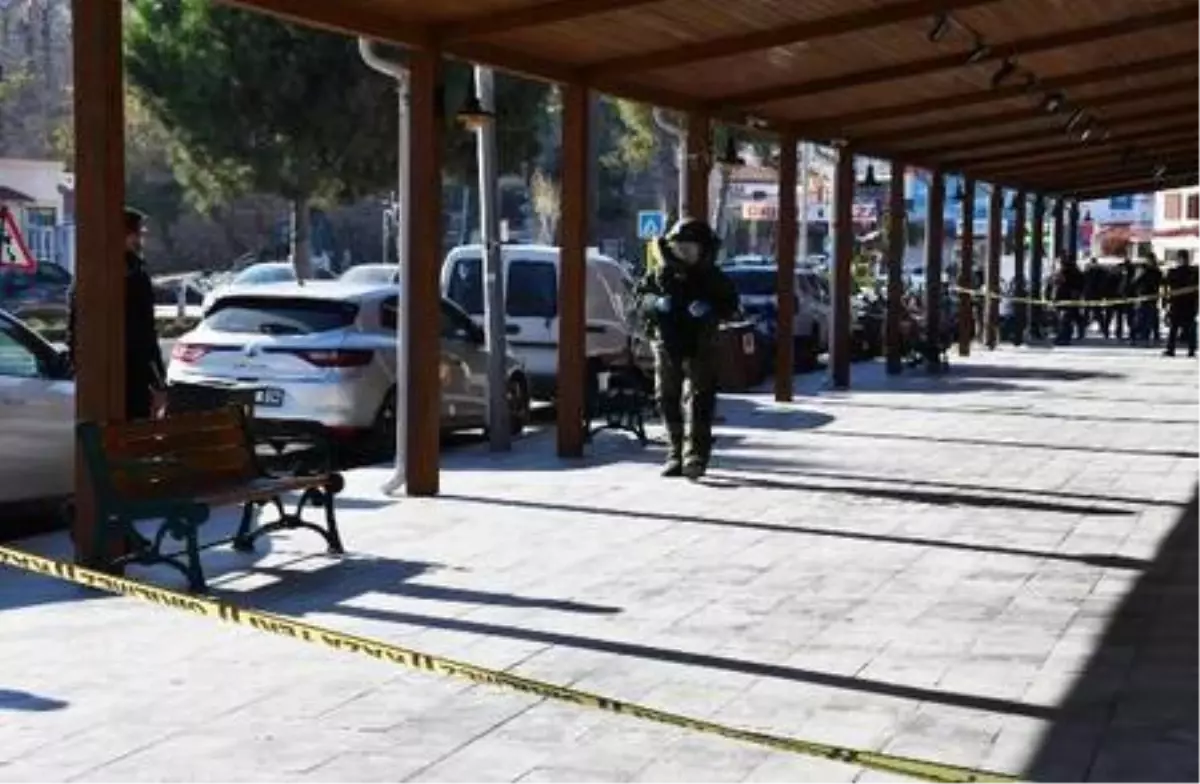 Bankta unutulan sırt çantası fünyeyle patlatıldı, içinden kıyafet çıktı