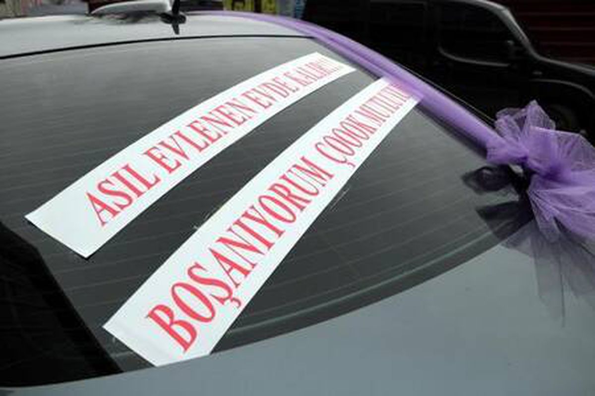 Son dakika haberleri... Boşanma davasına \'Boşanıyorum, çok mutluyum\' yazılı aracıyla geldi