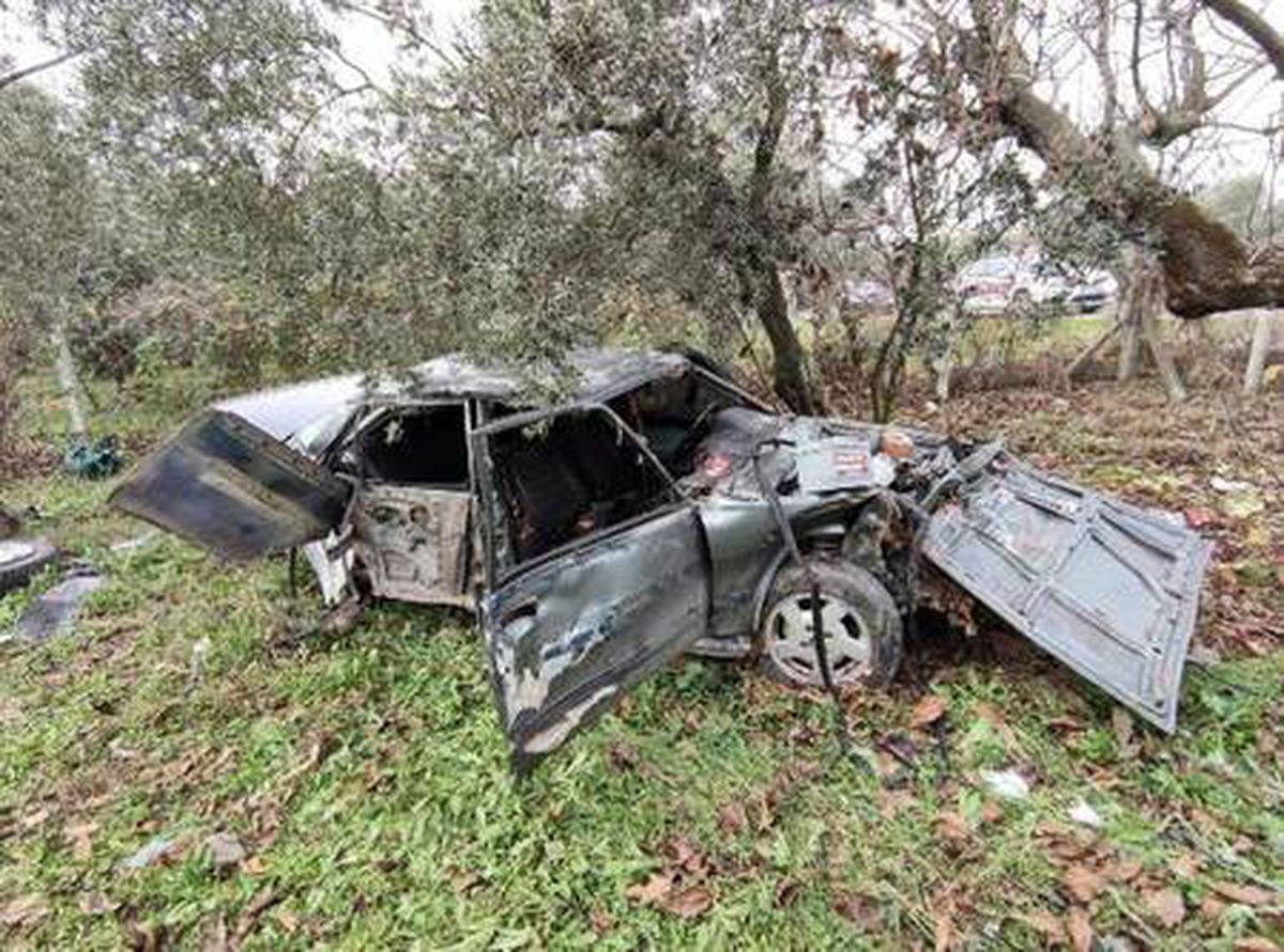 Bursa\'da zeytinliğe devrilen otomobil, hurdaya döndü; sürücü yaralı