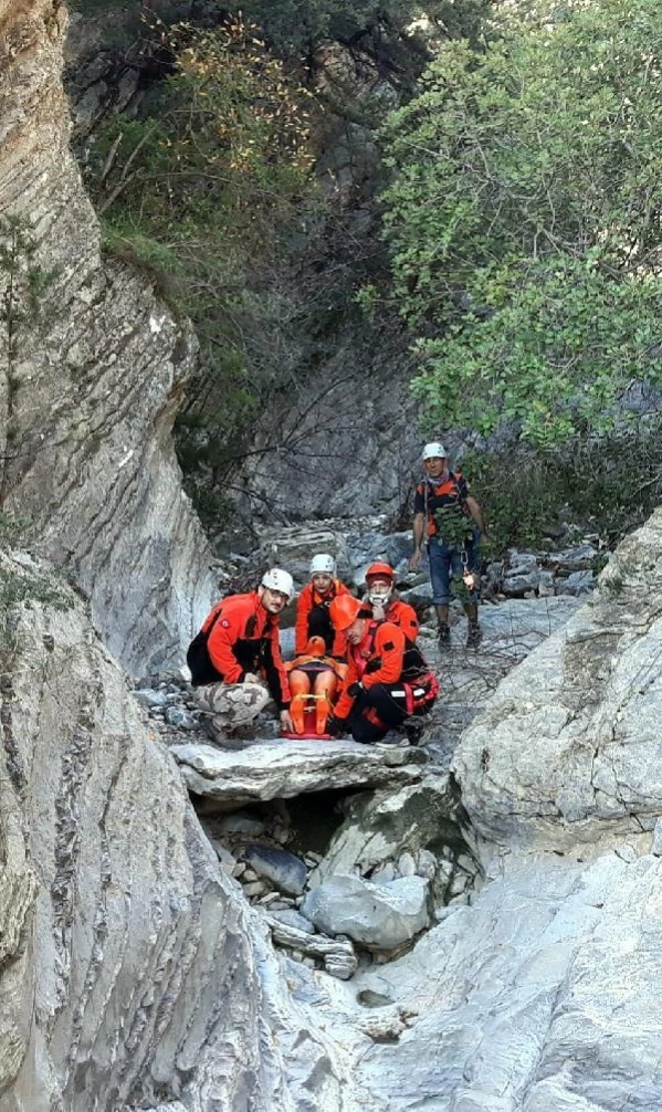 Datça'da mahalle afet gönüllülerinden kanyonda kurtarma tatbikatı