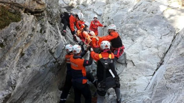 Datça'da mahalle afet gönüllülerinden kanyonda kurtarma tatbikatı