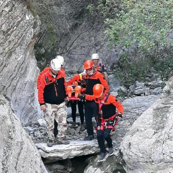 Datça'da mahalle afet gönüllülerinden kanyonda kurtarma tatbikatı