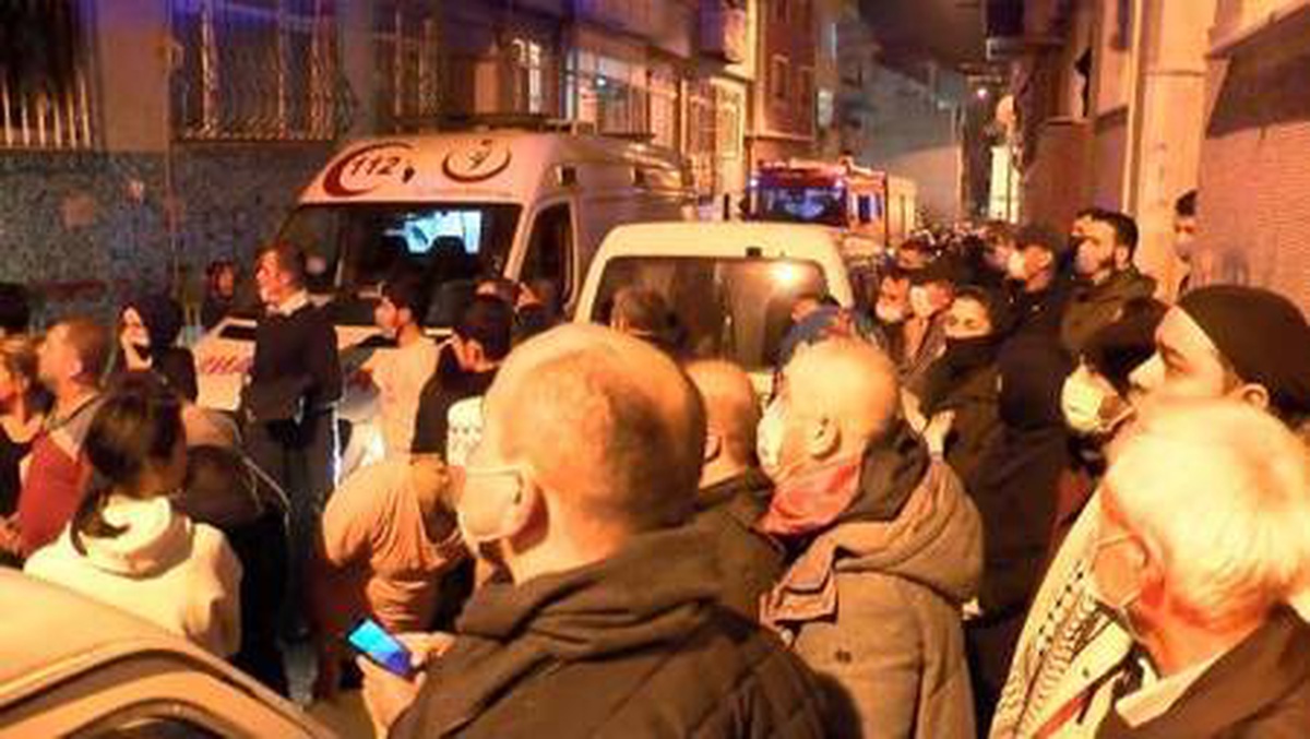 Fatih\'te yangında can pazarı mahsur kalanları itfaiye kurtardı