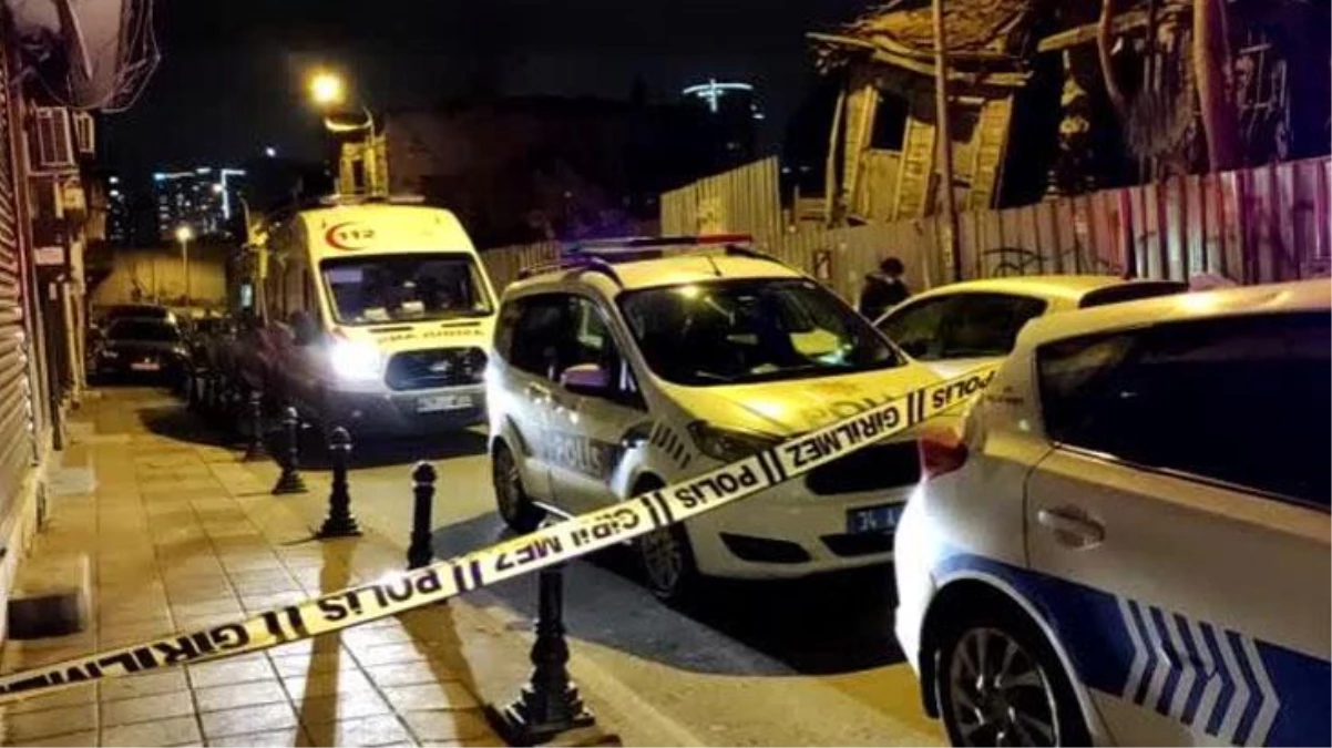 Kadıköy\'de yanan aracın içinde 2 kişinin cesedi bulundu