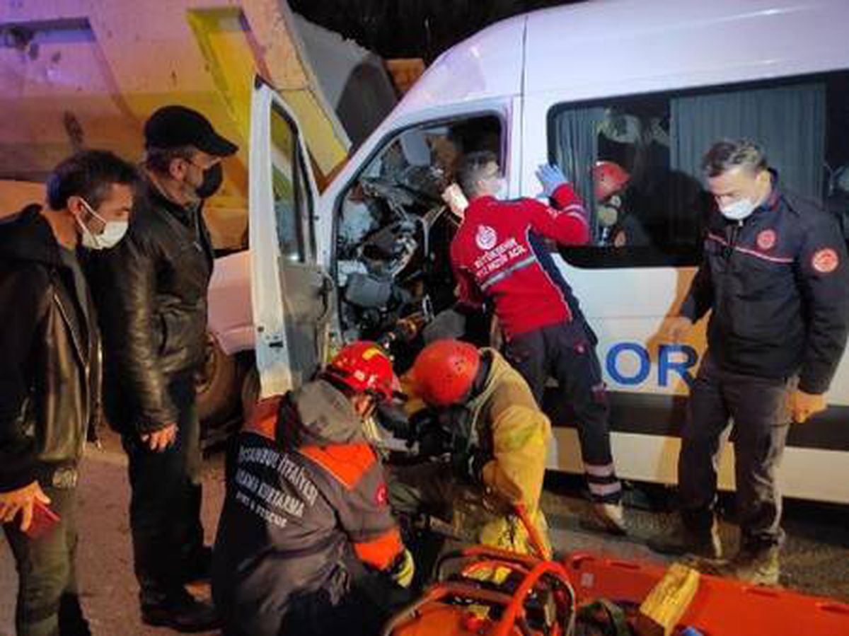 Kağıthane\'de minibüs hafriyat kamyonuna arkadan çarptı
