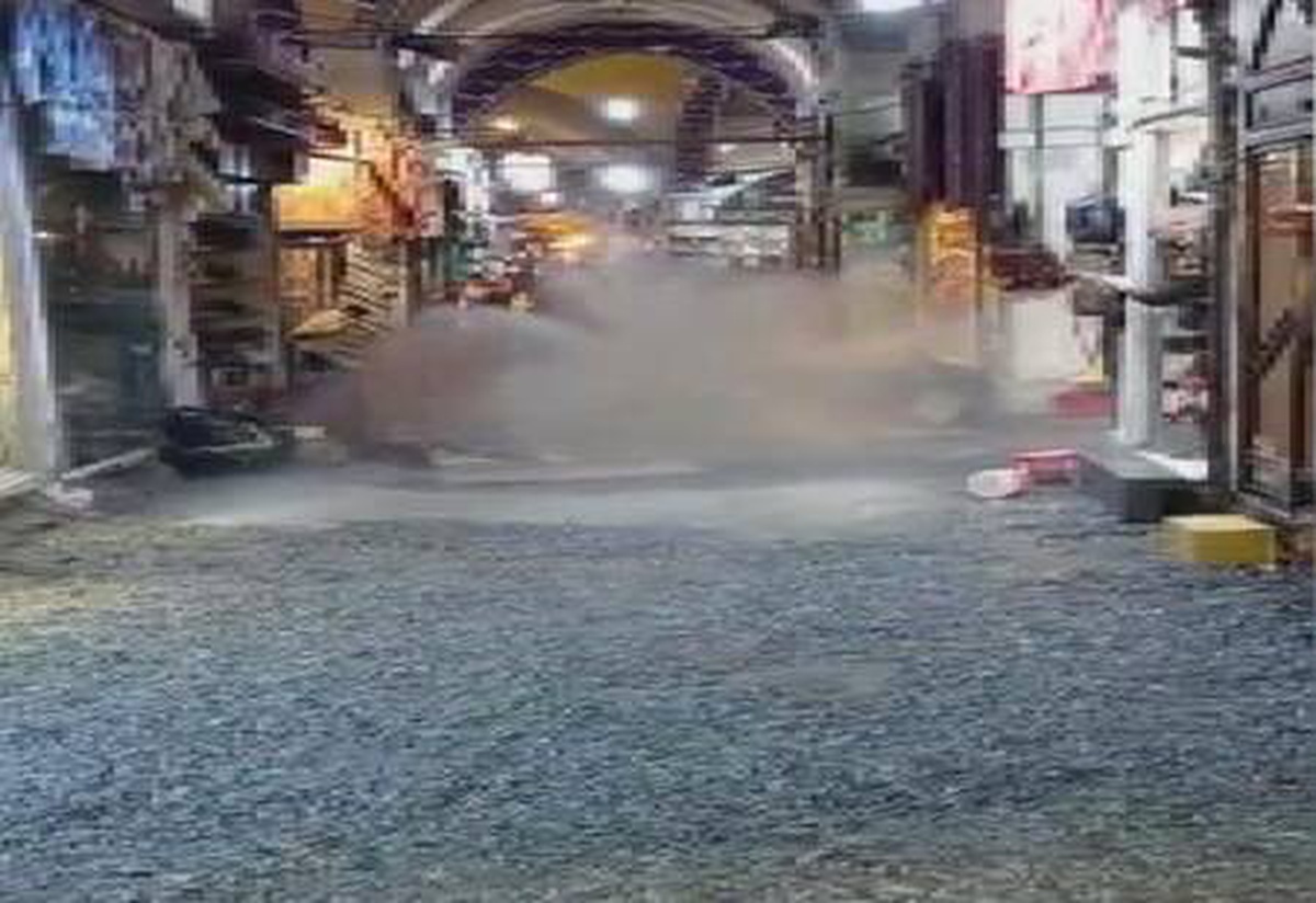 Kapalıçarşı\'da su borusu patladı dükkanlardaki ürünler zarar gördü