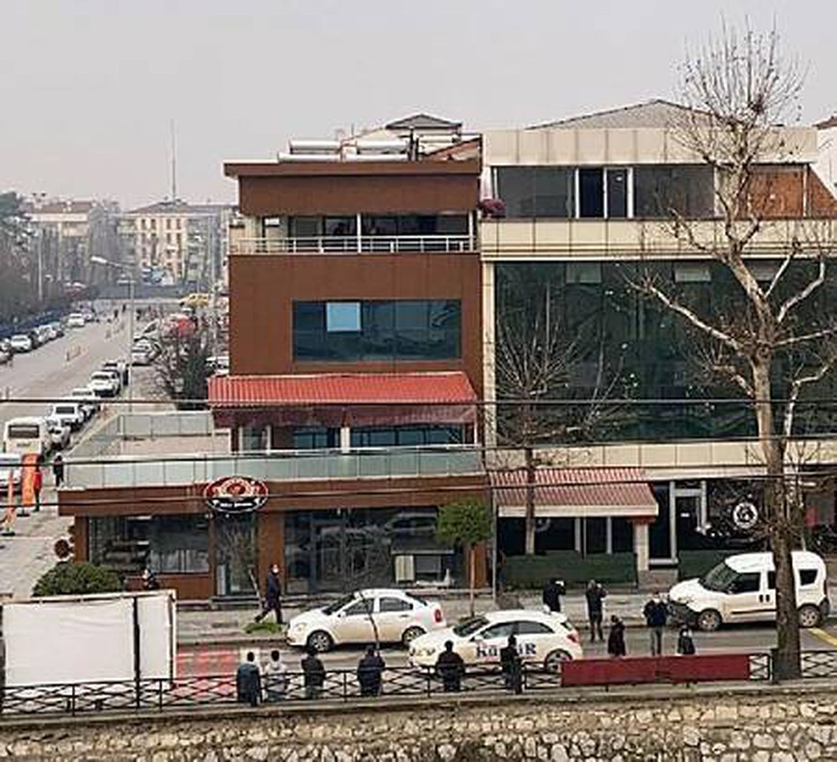 Son dakika haberleri... Polis baskın yapınca çatıdan kaçtılar