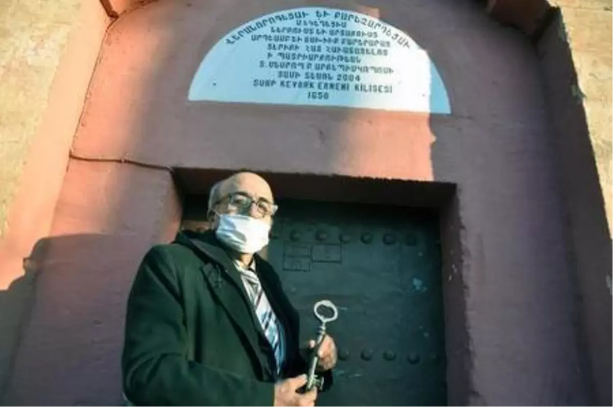 Noel Bayramı'nı tarihi kilisede tek başına 2 gün önce kutlayıp, İstanbul'a gitti