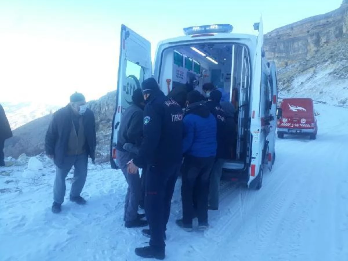 Otomobil buzlanan yolda şarampole devrildi: 2 yaralı