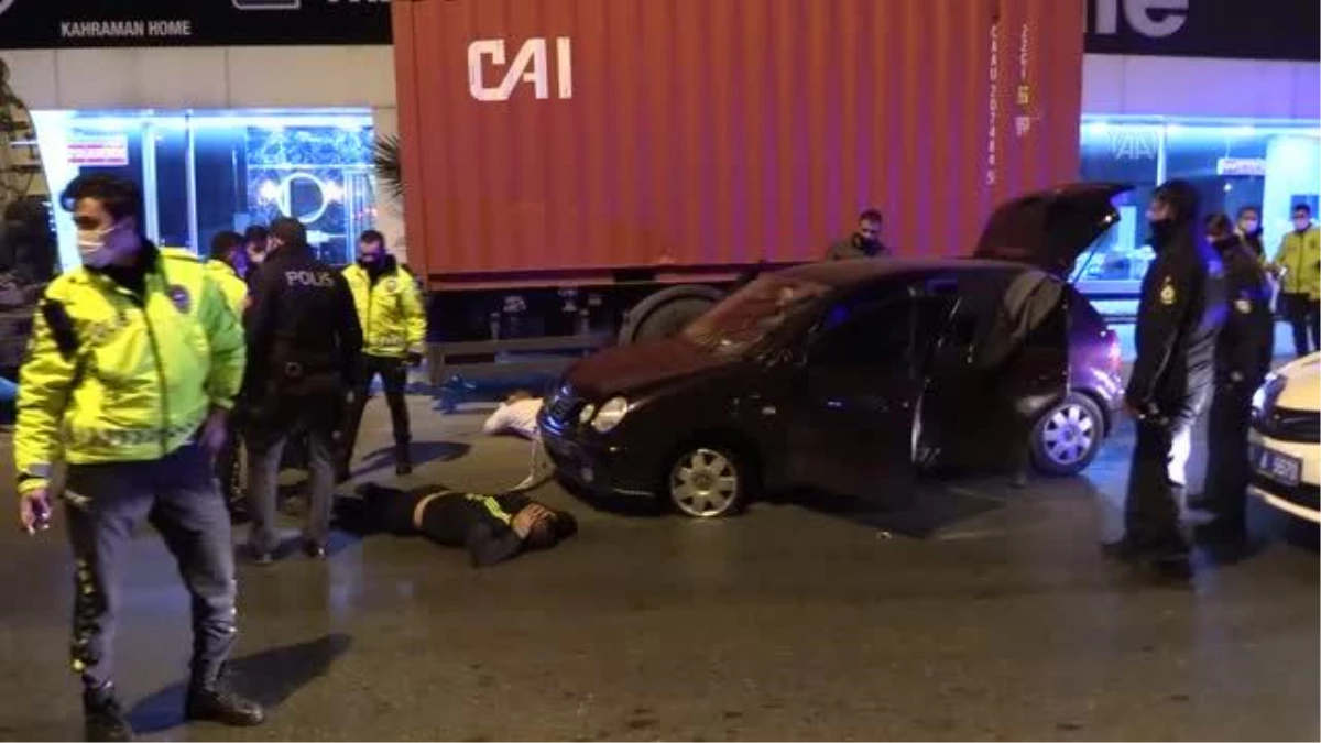 Son dakika haber | Polislerden kaçan ehliyetsiz sürücü, refüje çarpınca yakalandı