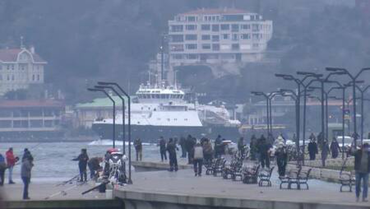 Rus askeri gemilere peş peşe İstanbul Boğazı\'ndan geçti