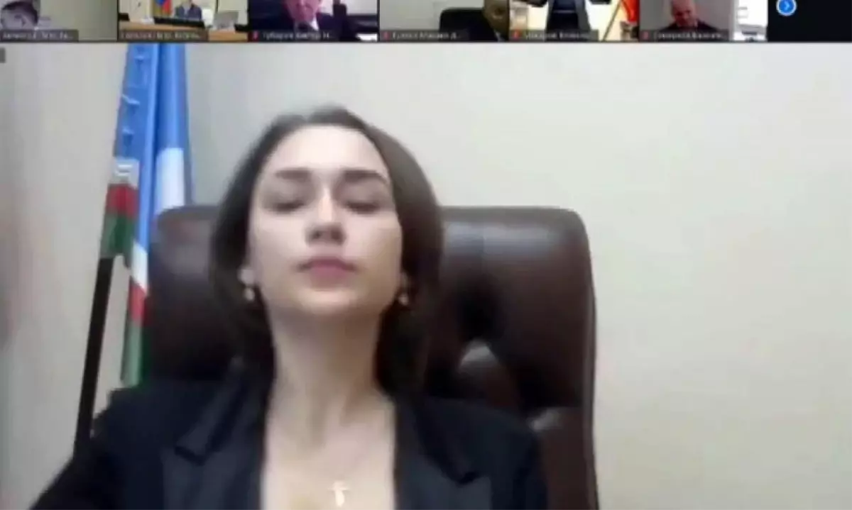 Rusya\'da yerel meclis toplantısında kriz: Sunumunuza değil, dekoltenize dikkat ettim