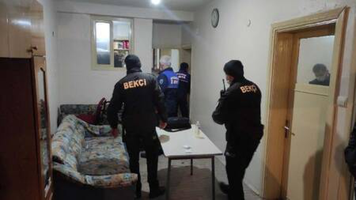 Sokağa çıkma kısıtlamasında kumar oynarken yakalandılar