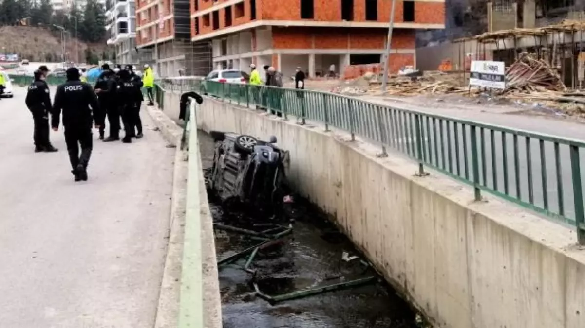 Su kanalına düşen otomobilin sürücüsü yaralandı