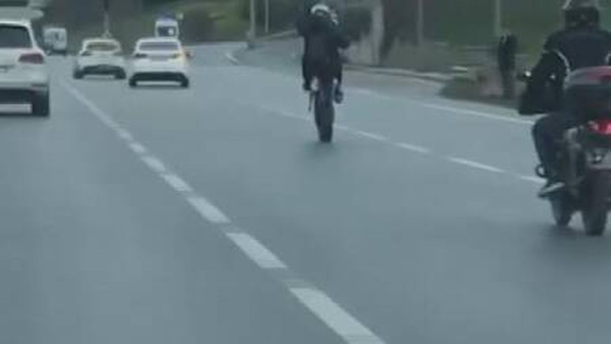 Son dakika gündem: Üsküdar\'da motosikletlinin tek teker üzerindeki tehlikeli yolculuğu kamerada